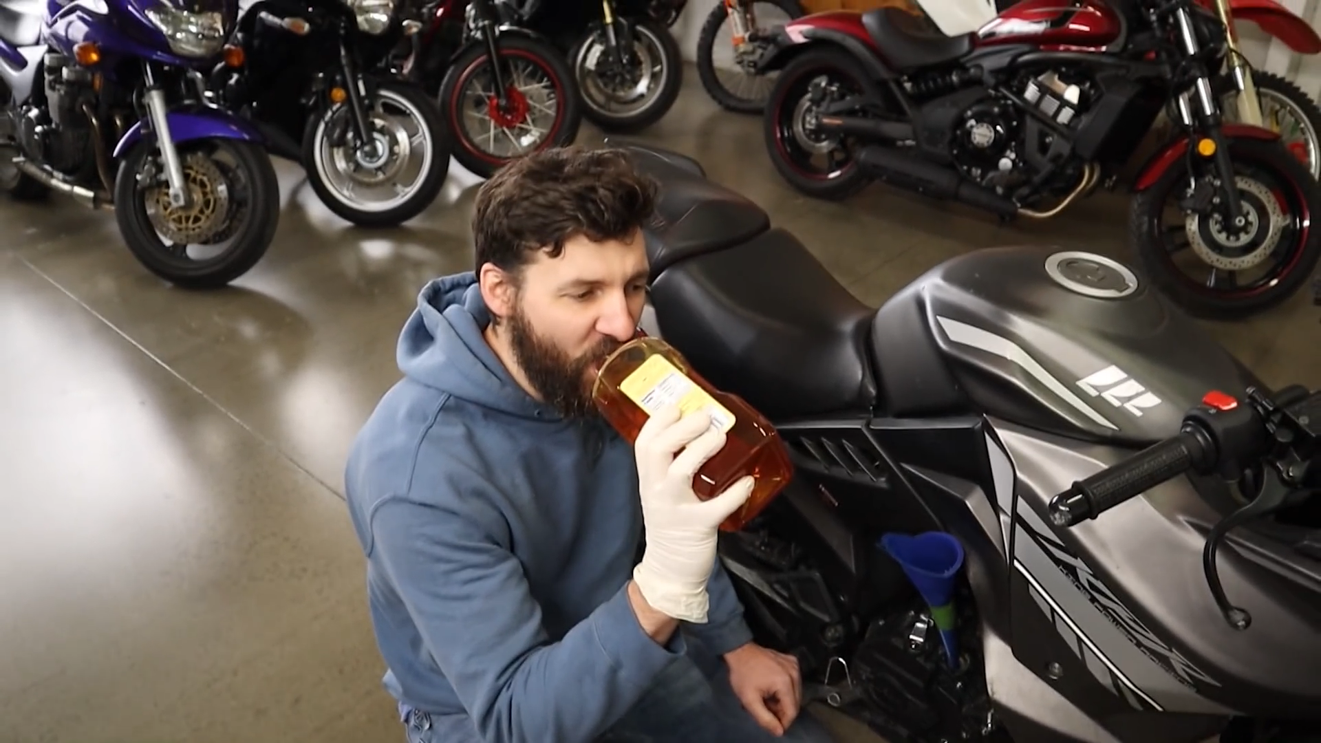 Bikes and Beards的Sean喝了幾口證明這真的是蜂蜜